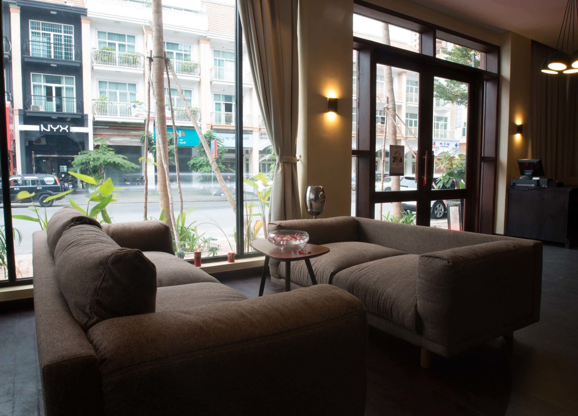 Almond Hotel Bassac River Пном Пен Екстериор снимка