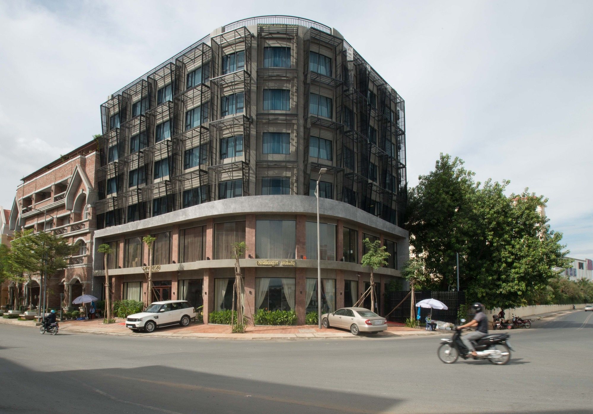 Almond Hotel Bassac River Пном Пен Екстериор снимка
