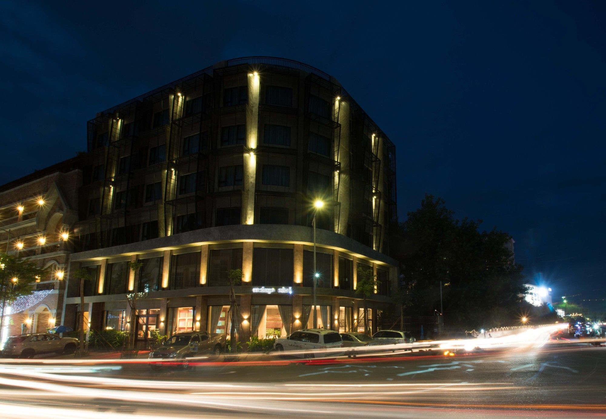 Almond Hotel Bassac River Пном Пен Екстериор снимка