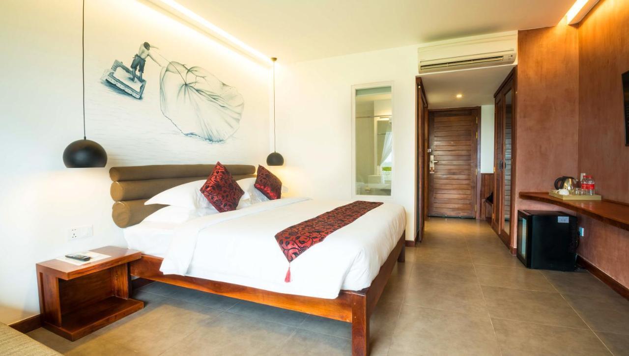 Almond Hotel Bassac River Пном Пен Екстериор снимка