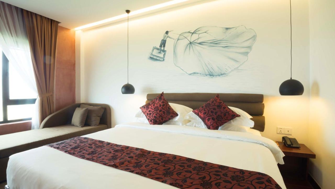 Almond Hotel Bassac River Пном Пен Екстериор снимка