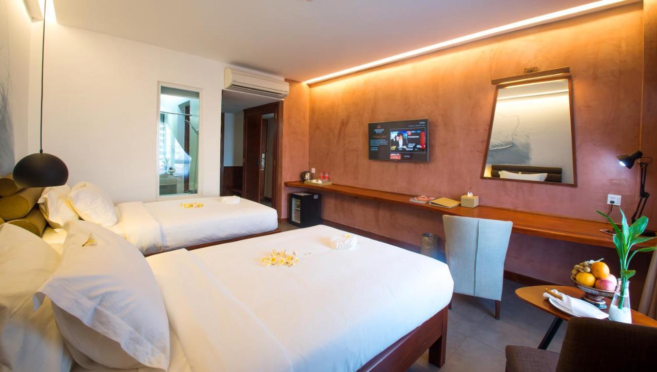 Almond Hotel Bassac River Пном Пен Екстериор снимка