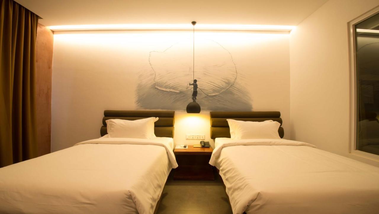 Almond Hotel Bassac River Пном Пен Екстериор снимка