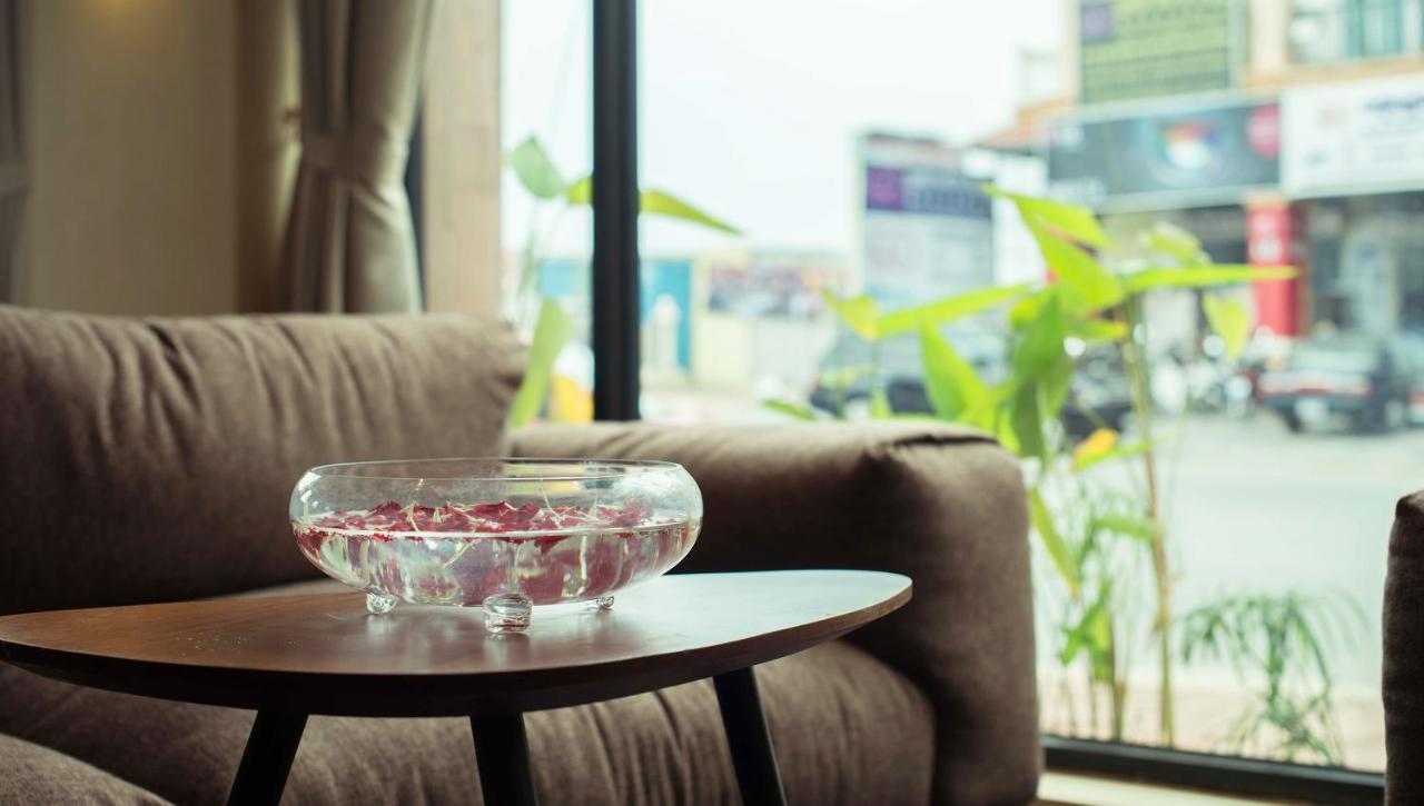 Almond Hotel Bassac River Пном Пен Екстериор снимка