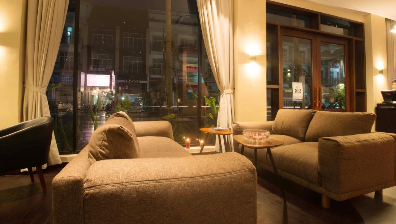 Almond Hotel Bassac River Пном Пен Екстериор снимка